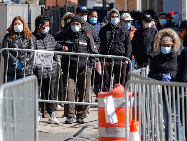 Người dân Mỹ xếp hàng chờ xét nghiệm tại Bệnh viện Elmhurst, TP New York ngày 27-3. Ảnh: CNN