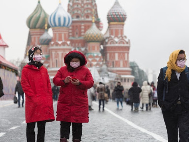 Du khách trước Điện Kremlin ở thủ đô Moscow, Nga hồi tháng 1-2020. Ảnh: REUTERS