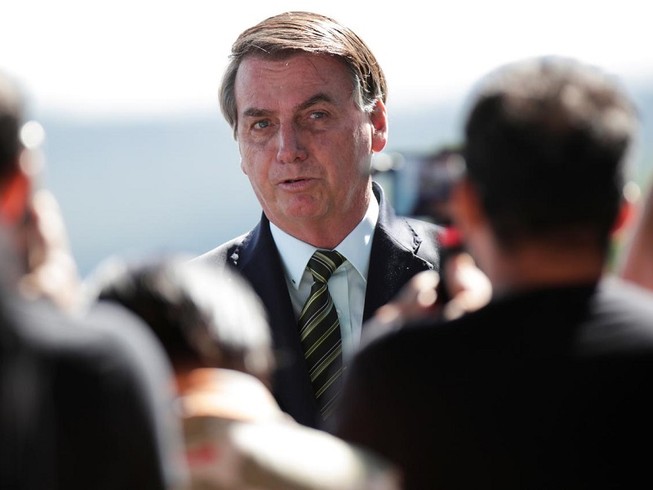 Tổng thống Brazil Jair Bolsonaro tiếp tục chỉ trích các biện pháp phòng dịch COVID-19. Ảnh: REUTERS
