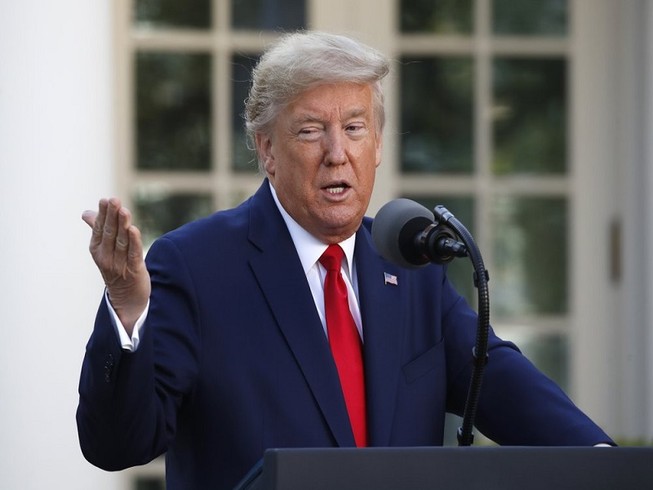 Tổng thống Mỹ Donald Trump ủng hộ quyết định kéo dài thời gian cách ly xã hội thêm 1 tháng nữa. Ảnh: AP