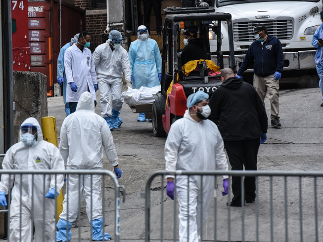 Nhân viên y tế tại một khu vực cách ly ở bang New York, Mỹ ngày 31-3. Ảnh: REUTERS
