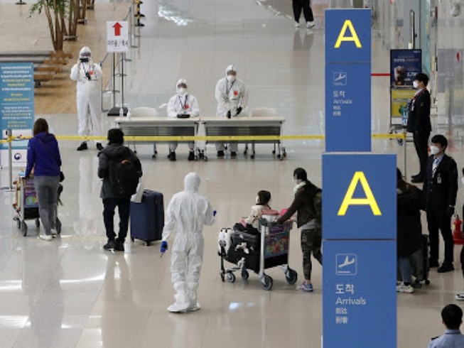 Một chốt kiểm tra y tế ở sân bay quốc tế Incheon, Hàn Quốc (Ảnh chụp ngày 27-3). Ảnh: YONHAP