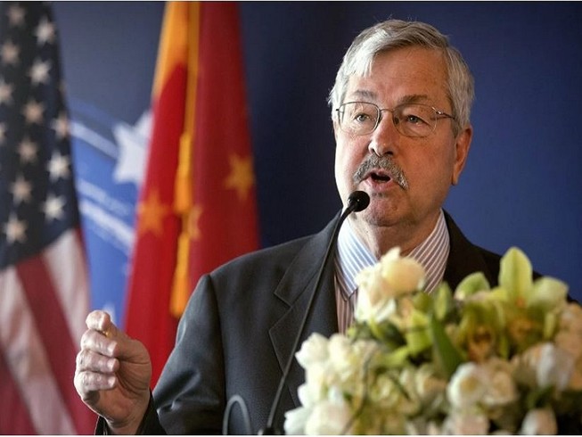 Đại sứ Mỹ tại Trung Quốc Terry Branstad gọi COVID-19 là "kẻ thù chung" đe dọa mạng sống của mọi người. Ảnh: AP