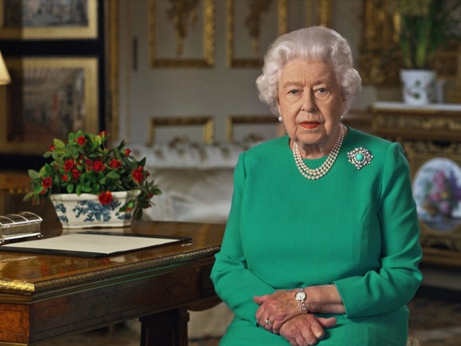 Nữ hoàng Anh Elizabeth II trong lần hiếm hoi phát biểu trước toàn dân trên truyền hình hôm 5-4. Ảnh: AFP
