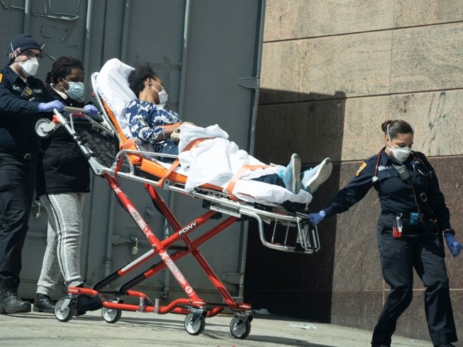 Một bệnh nhân COVID-19 trẻ tuổi đang được vào Bệnh viện Bronxcare ở TP New York, Mỹ ngày 2-4. Ảnh: CNBC
