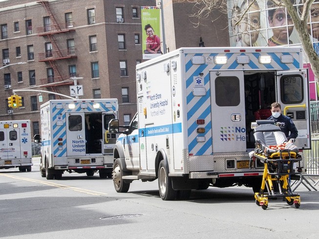 Một hàng xe cứu thương ở TP New York (ngày 4-4) chờ đưa các bệnh nhân nhiễm COVID-19 đến bệnh viện. Ảnh: AP