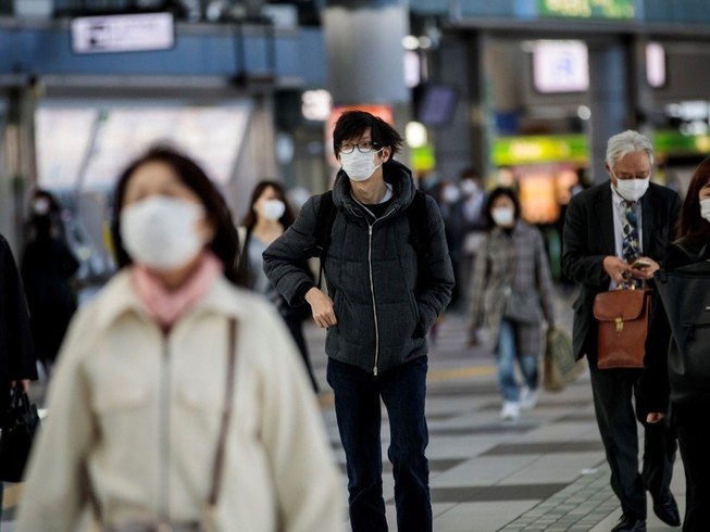 Người dân Nhật đeo khẩu trang đi bộ trên đường phố Tokyo ngày 2-4. Ảnh: SKY NEWS