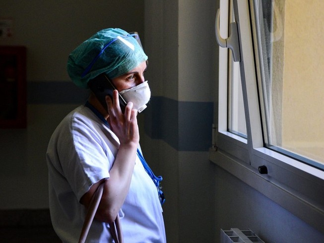 WHO cảnh báo thế giới đang thiếu gần 6 triệu y tá trong cuộc chiến chống COVID-19. Ảnh: AFP