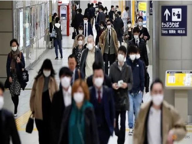 Người dân Tokyo đi làm vào sáng ngày 7-4. Ảnh: REUTERS