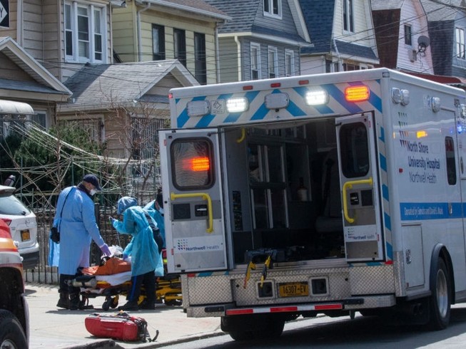 Nhân viên y tế di chuyển một bệnh nhân COVID-19 ở TP New York, Mỹ ngày 6-4. Ảnh: REUTERS