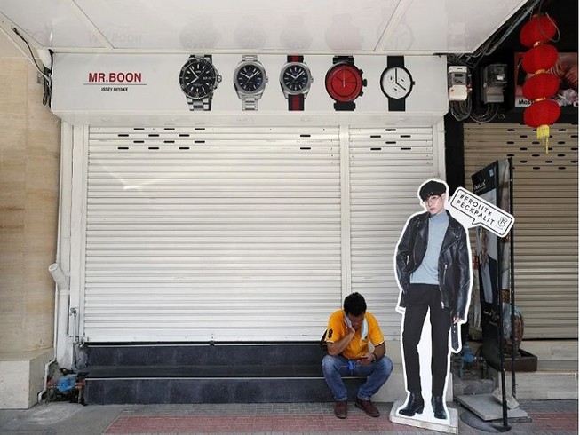 Các cửa hàng ở thủ đô Bangkok (Thái Lan) đều phải đóng cửa để ngăn chặn sự lây lan COVID-19. Ảnh: EPA