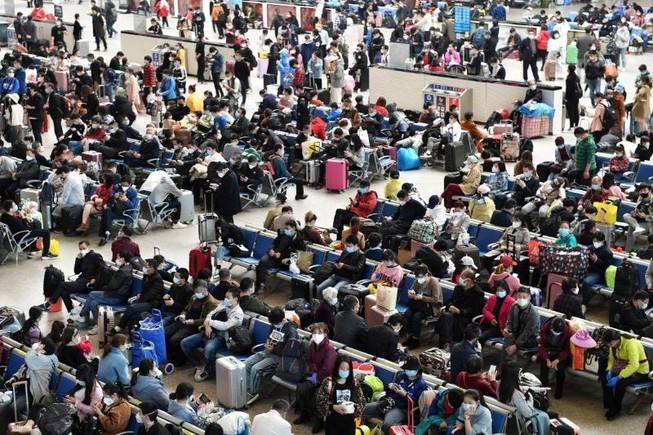 Người dân Vũ Hán chờ rời khỏi thành phố hôm 8-4. Ảnh: REUTERS