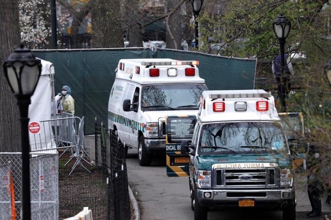 Xe cấp cứu bên ngoài một bệnh viện dã chiến tại Công viên trung tâm TP New York hôm 8-4. Ảnh: REUTERS