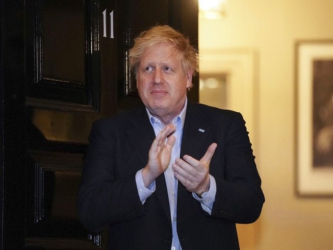 Bức ảnh chụp Thủ tướng Anh Boris Johnson trước Văn phòng Thủ tướng trước thời điểm nhập viện điều trị COVID-19. Ảnh: AP