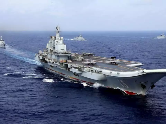 Nhóm tác chiến tàu sân bay Liêu Ninh của Trung Quốc trong cuộc tập trận hồi tháng 12-2016 ở Tây Thái Bình Dương. Ảnh: REUTERS