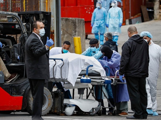 Một bệnh nhân tử vong vì COVID-19 ở bệnh viện Brooklyn thuộc bang New York, Mỹ ngày 12-4. Ảnh: AFP