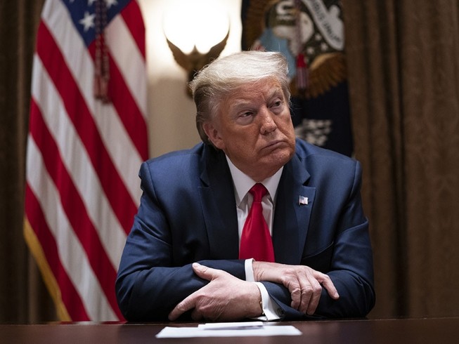 Tổng thống Donald Trump trong phiên làm việc với các chuyên gia y tế ở Nhà Trắng ngày 13-4. Ảnh: AP