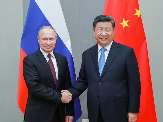 Tổng thống Nga Vladimir Putin (trái) và Chủ tịch Trung Quốc Tập Cận Bình (phải). Ảnh: TÂN HOA XÃ
