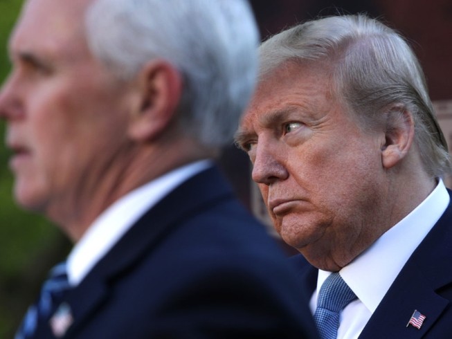 Tổng thống Donald Trump (phải) và Phó Tổng thống Mike Pence (trái) trong họp báo ngày 3-4 ở Nhà Trắng. Ảnh: REUTERS