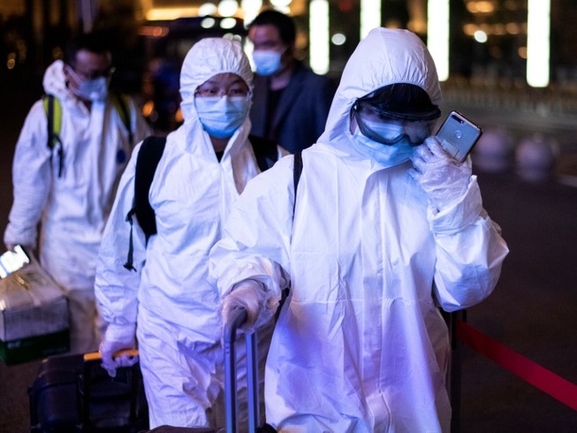 Nhân viên y tế tham gia phòng, chống dịch COVID-19 ở TP Vũ Hán, Trung Quốc hồi tháng 2. Ảnh: AFP