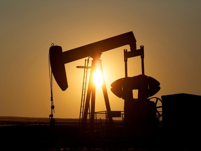 Lần đầu tiên trong lịch sử giá dầu WTI sụt giảm xuống mức âm. Ảnh minh hoạ: AFP