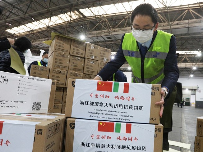 Một lô hàng viện trợ y tế của Trung Quốc giúp Ý chống lại đại dịch COVID-19. Ảnh: REUTERS