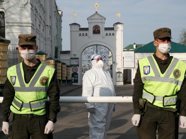 Trạm kiểm soát y tế tại một nhà thờ ở thủ đô Kiev, Ukraine ngày 21-4. Ảnh: REUTERS