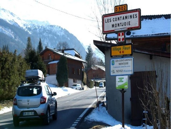 Đường đến khu trượt tuyết Les Contamines-Montjoie . Ảnh: BBC