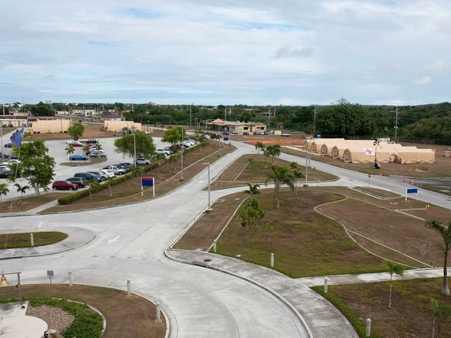 Quân đội Mỹ xây dựng một bệnh viện dã chiến trên đảo Guam để chữa trị cho các thủy thủ nhiễm COVID-19 trên tàu sân bay. Ảnh: NEW YORK POST