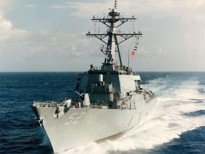 Tàu khu trục mang tên lửa dẫn đường USS Barry. Ảnh: HẢI QUÂN MỸ