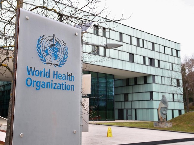 WHO sẽ công bố sáng kiến chia sẻ các bộ dụng cụ xét nghiệm, vaccine và thuốc trị COVID-19. Ảnh: REUTERS