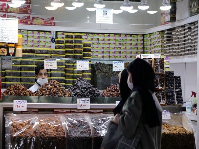 Người dân Iran đi mua sắm tại khu chợ Tajrish Bazaar ở thủ đô Tehran để chuẩn bị cho tháng lễ Ramadan hôm 23-4. Ảnh: AA