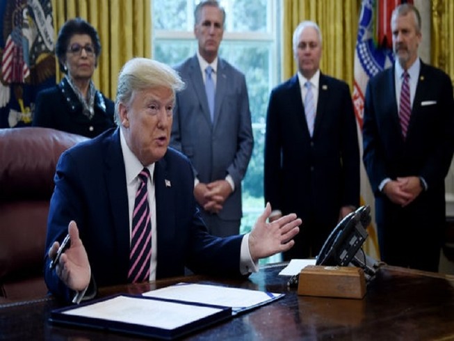 Tổng thống Mỹ Donald Trump nói về gói giải cứu trị giá 484 tỉ USD là một điều tuyệt với đối với người lao động và các bệnh viện Mỹ. Ảnh: GETTY IMAGES