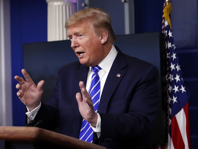 Tổng thống Mỹ Donald Trump phát biểu trong cuộc họp báo của đội đặc nhiệm chống COVID-19 ngày 23-4. Ảnh: AP