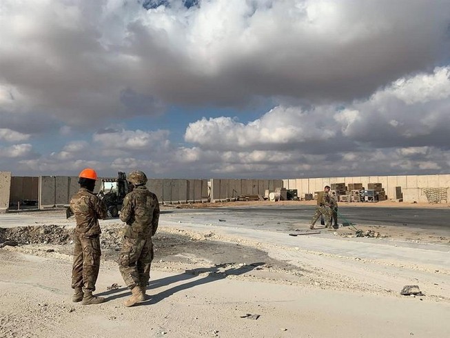 Binh sĩ Mỹ dọn dẹp đống đổ nát tại căn cứ không quân Ayn al-Asad (tây Iraq) sau khi căn cứ này hứng tên lửa Iran nã sang. Ảnh: AFP