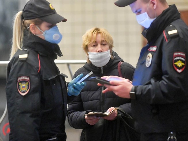 Cảnh sát Nga đeo khẩu trang làm nhiệm vụ ở thủ đô Moscow, Nga ngày 27-4. Ảnh: TASS
