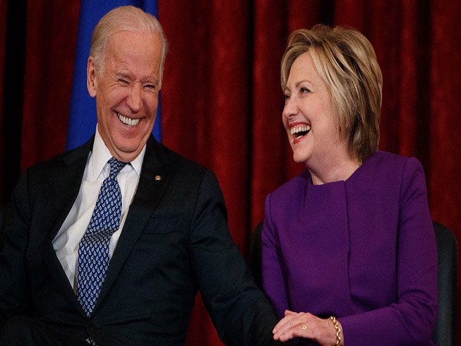 Cựu Ngoại trưởng Mỹ Hillary Clinton (bên phải) ủng hộ ứng viên Đảng Dân chủ Joe Biden đắc cử Tổng thống Mỹ vào tháng 11 tới. Ảnh: POLITICO