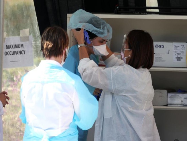Các y tá trang bị đồ bảo hộ trước khi vào phòng chăm sóc bệnh nhân nặng ở Mỹ. Ảnh: GETTY IMAGES
