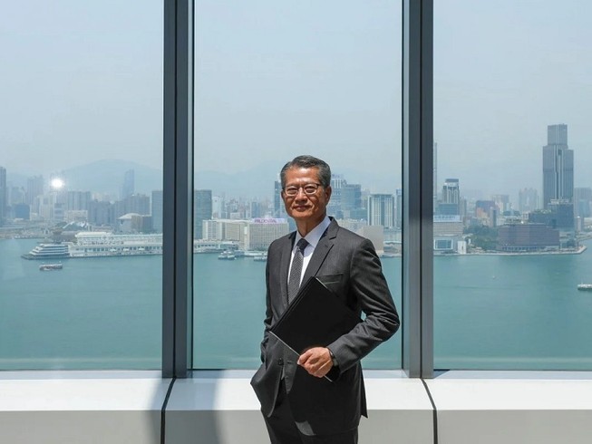 Cục trưởng Cục Tài chính Hong Kong Trần Mậu Ba. Ảnh: SCMP