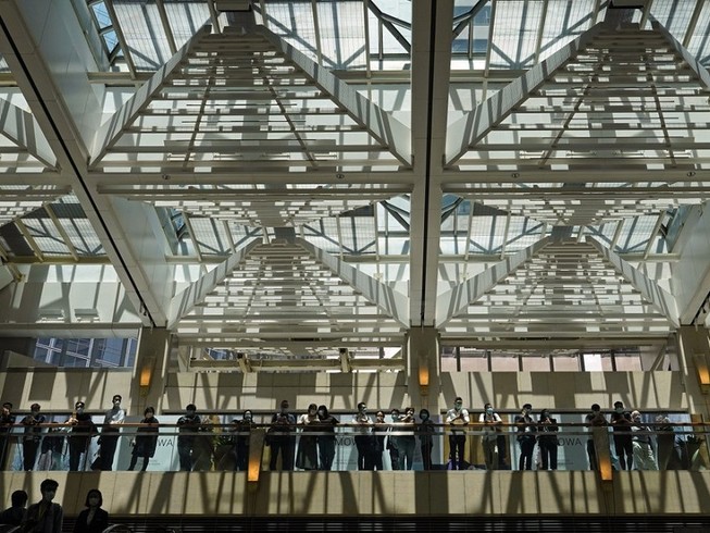 Người biểu tình tập trung ở trung tâm thương mại Landmark Atrium, đảo Hong Kong, hôm 29-4. Ảnh: AP