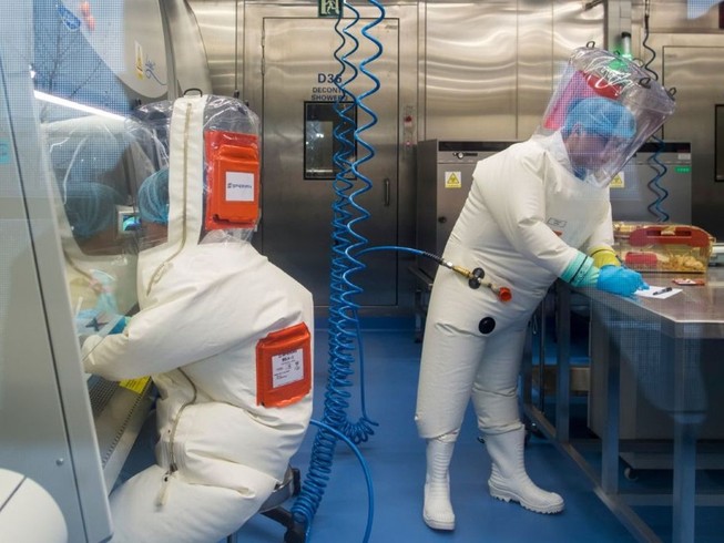 Chuyên gia làm việc tại Viện Virus học Vũ Hán, Trung Quốc (Ảnh chụp hồi tháng 6-2017). Ảnh: TÂN HOA XÃ