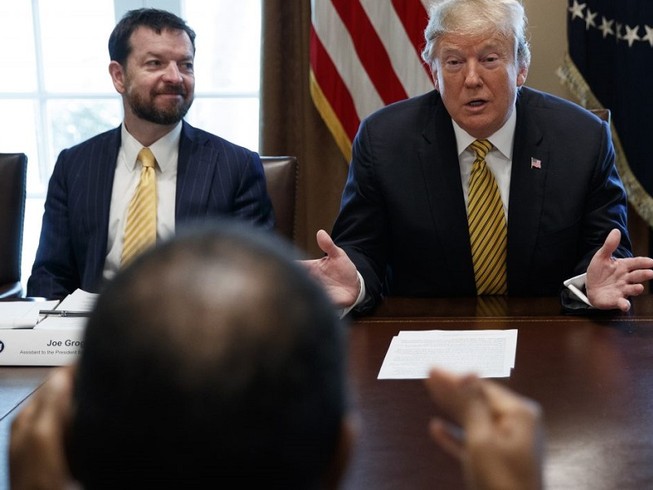 Tổng thống Mỹ Donald Trump (phải) và cố vấn Nhà Trắng Joe Grogan (trái). Ảnh: AP