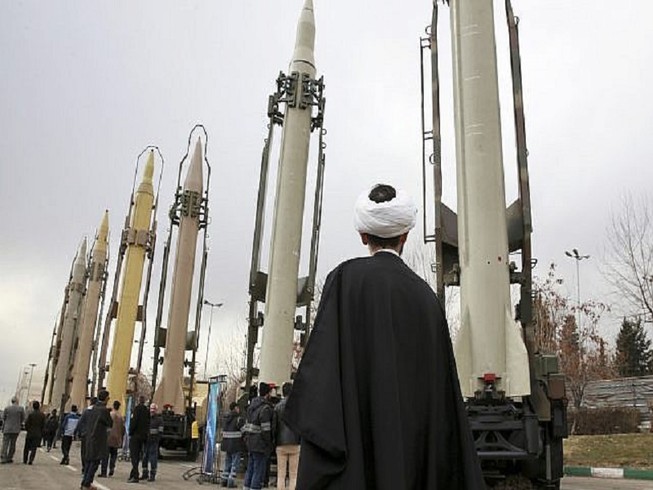 Các tên lửa mặt đất do Iran chế tạo tại cuộc triển lãm quân sự nhân kỷ niệm 40 năm Cách mạng Hồi giáo Iran năm 2019. Ảnh: AP