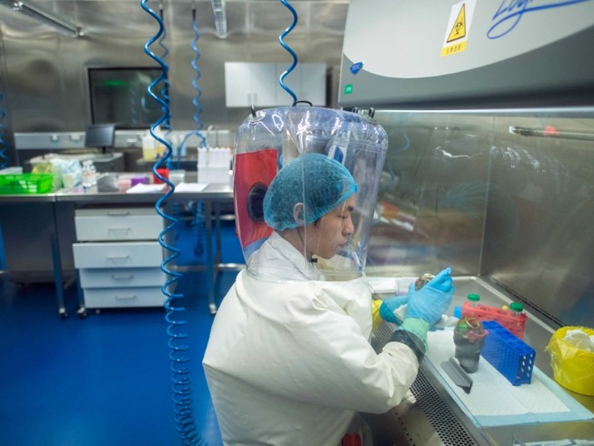 Chuyên gia làm việc tại Viện Virus học Vũ Hán, Trung Quốc (Ảnh chụp hồi tháng 6-2017). Ảnh: TÂN HOA XÃ