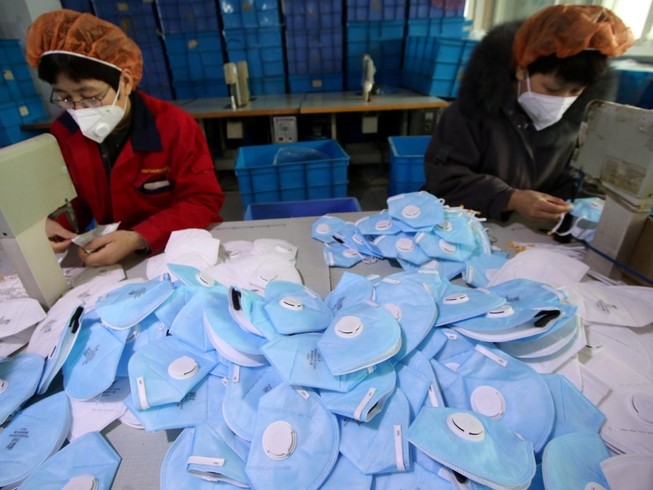 Công nhân sản xuất khẩu trang y tế ở một nhà máy thuộc TP Hàm Đan, Trung Quốc (Ảnh chụp hồi tháng 3-2020). Ảnh: REUTERS