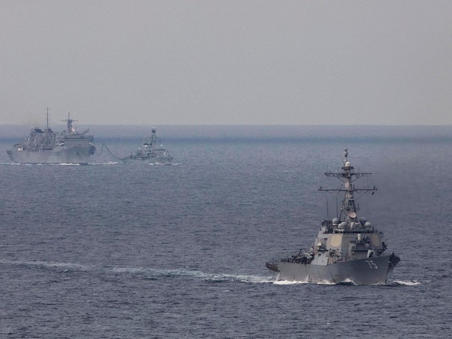 Tàu khu trục USS Donald Cook (trước), tàu hậu cần USNS Supply của Hải quân Mỹ (trái) và tàu khu trục HMS Kent của Hải quân Hoàng gia Anh (phải) trong hoạt động ở biển Barents hôm 4-5. Ảnh: Hải quân Mỹ