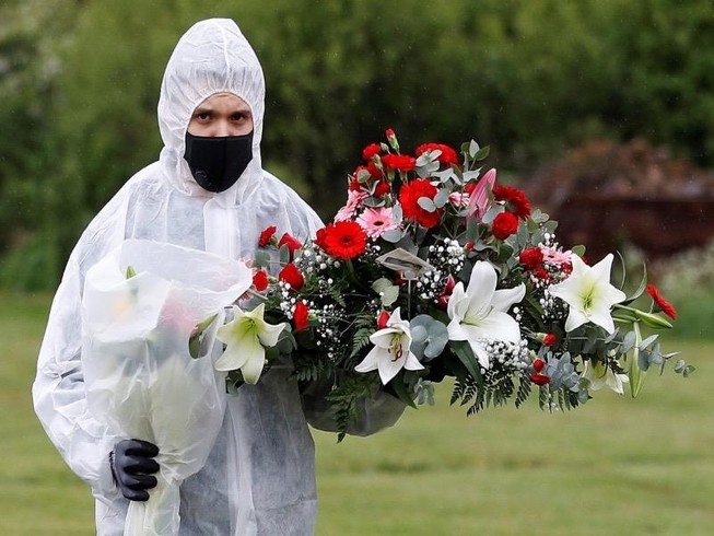 Một nhân viên phục vụ tang lễ trong trang phục bảo hộ tại nghĩa trang London. Ảnh: REUTERS