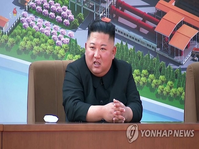 Hình ảnh nhà lãnh đạo Triều Tiên Kim Jong-un tham dự lễ khánh thành một nhà máy phân bón ở nước này hôm 1-5. Ảnh: YONHAP