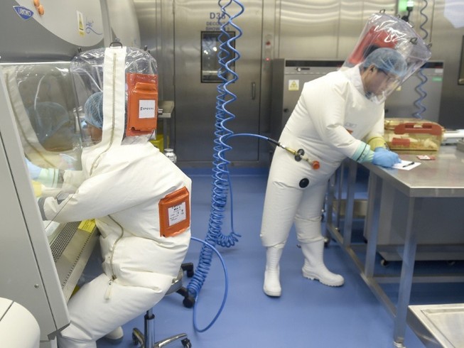 Chuyên gia làm việc trong Viện Virus học Vũ Hán, Trung Quốc (Ảnh chụp hồi tháng 6-2017). Ảnh: AEP