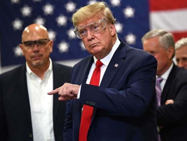 Tổng thống Donald Trump thăm nhà máy sản xuất khẩu trang ở bang Arizona (Mỹ) ngày 5-5. Ảnh: REUTERS